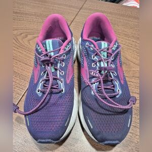 Brooks Adrenaline GTS 22 Purple Sneakers